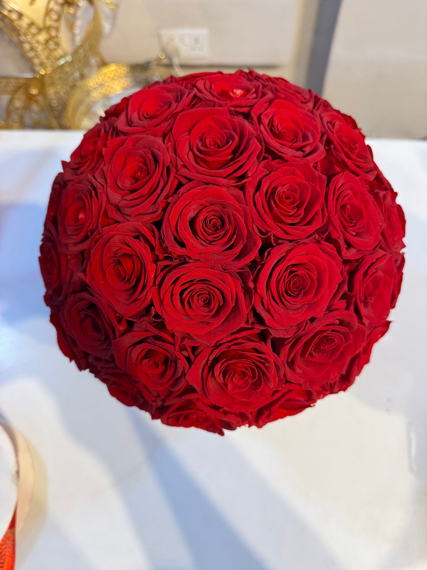 Dome Hug Roses Bucket Infinity Rose