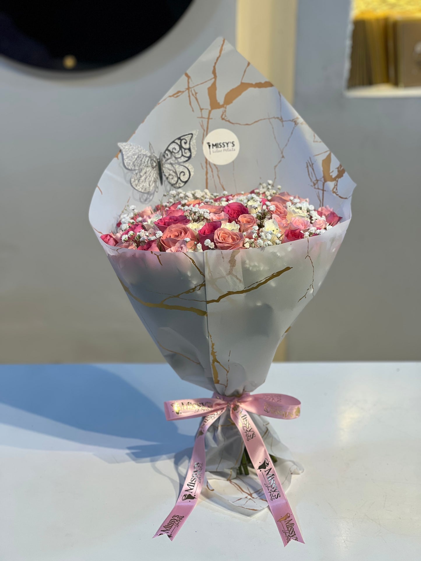 Hand bouquet shades